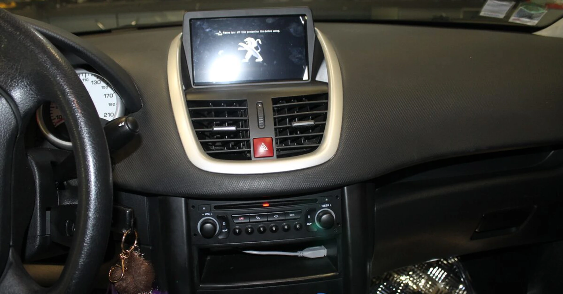 Peugeot 207 : autoradio GPS tactile et lustrage des phares