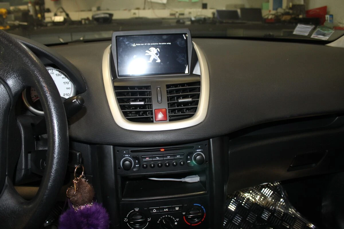 Peugeot 207 : écran GPS tactile et phares lustrés