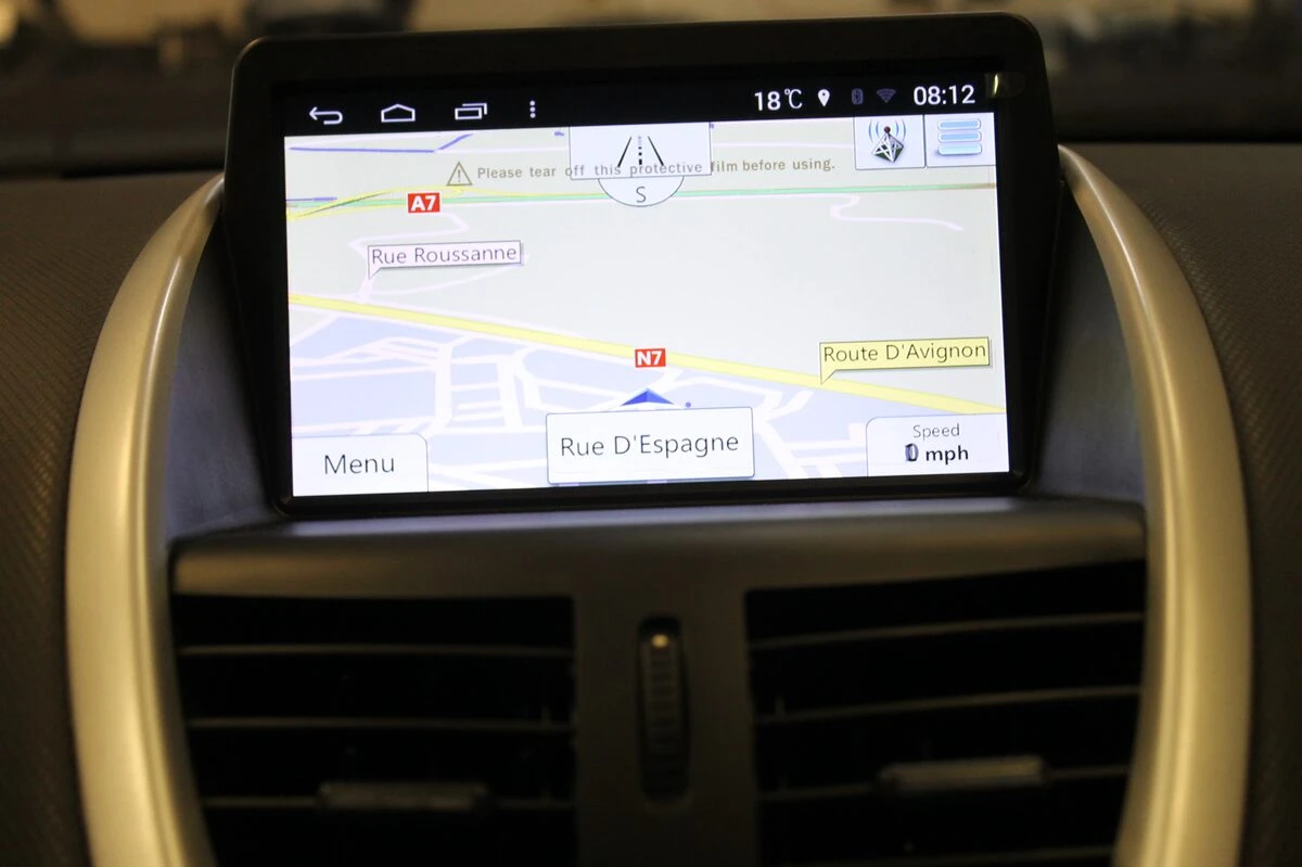 Peugeot 207 : écran GPS tactile et phares lustrés
