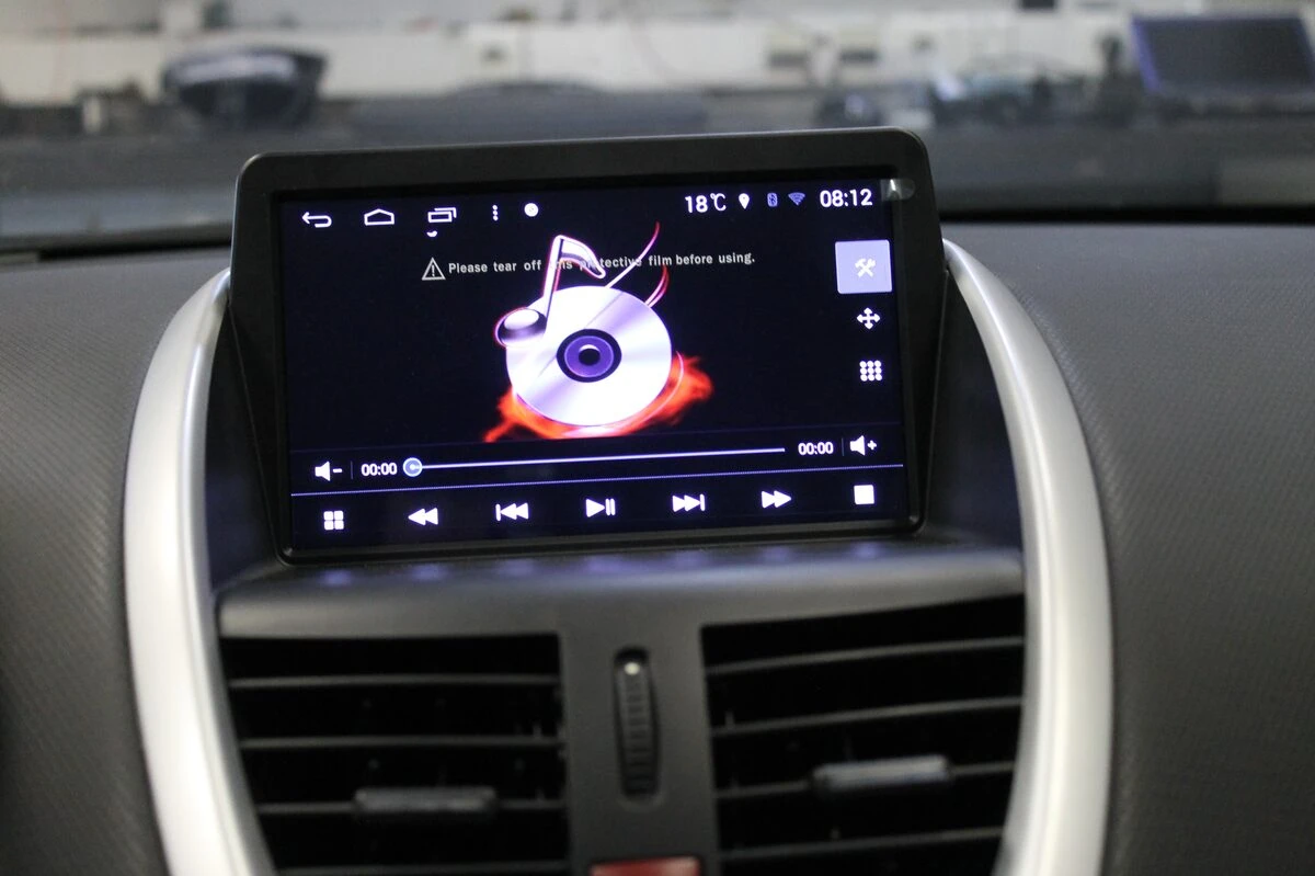 Peugeot 207 : écran GPS tactile et phares lustrés