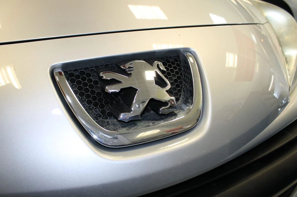 Peugeot 207 : écran GPS tactile et phares lustrés