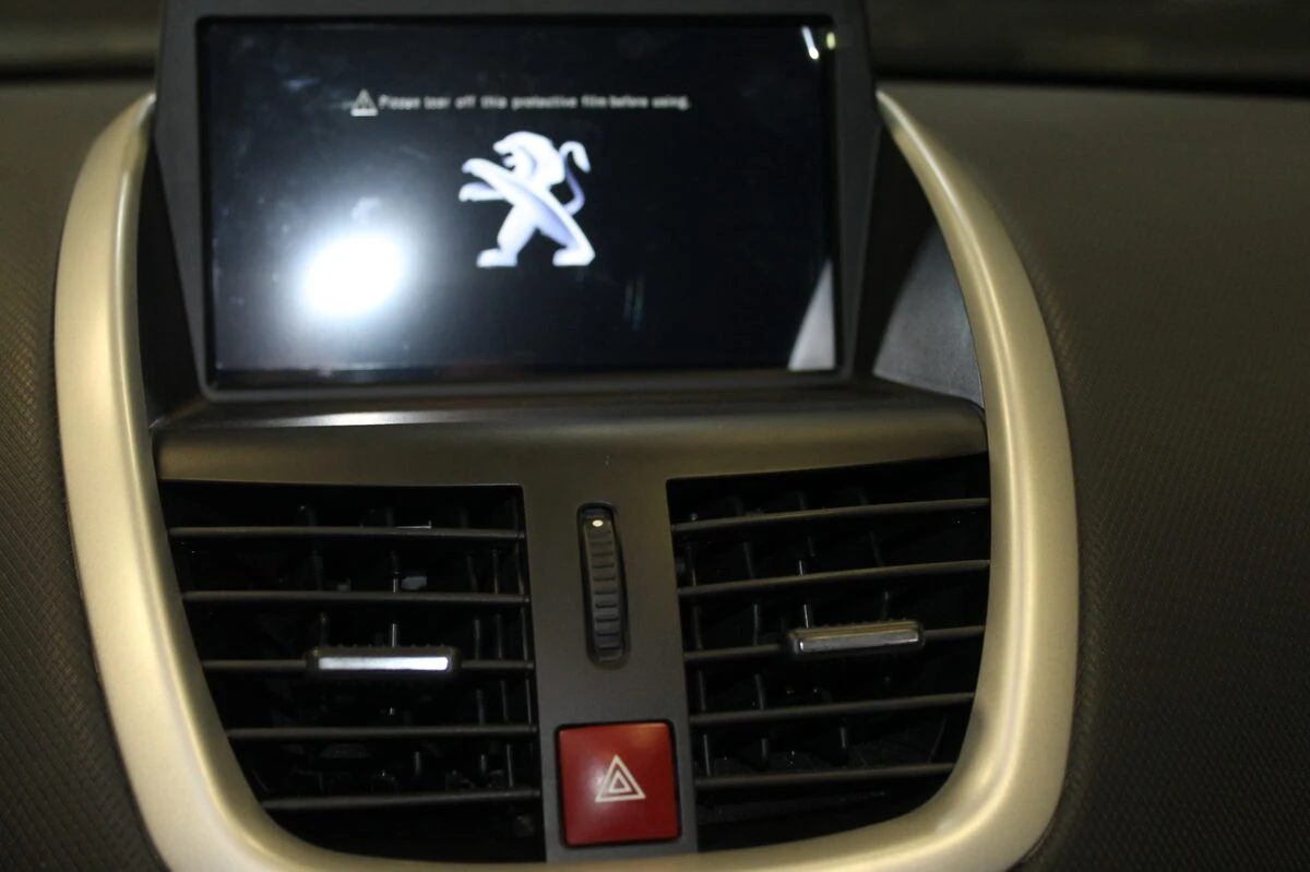 Peugeot 207 : écran GPS tactile et phares lustrés
