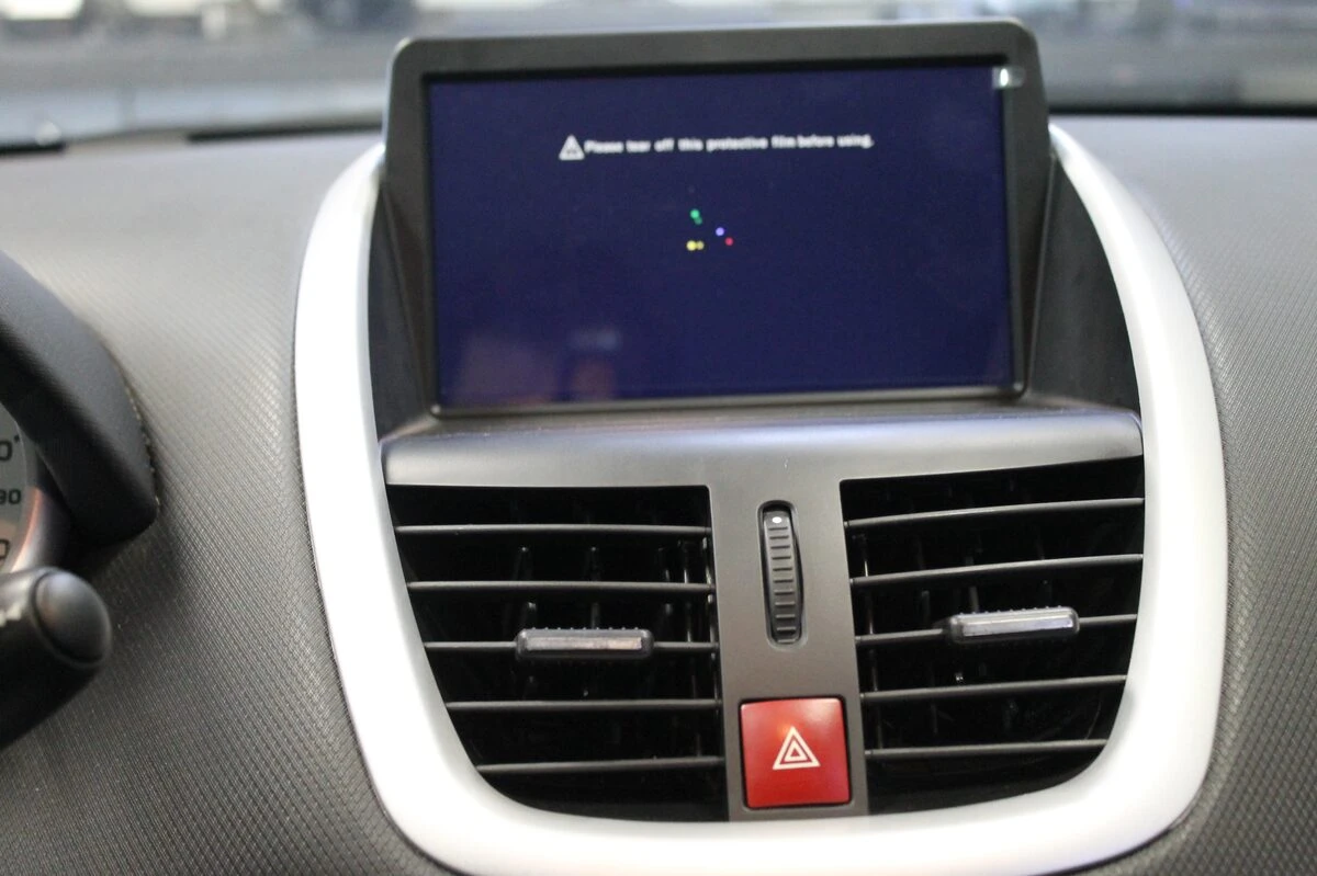 Peugeot 207 : écran GPS tactile et phares lustrés