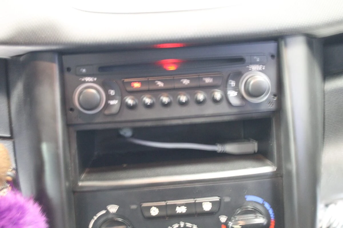 Peugeot 207 : écran GPS tactile et phares lustrés
