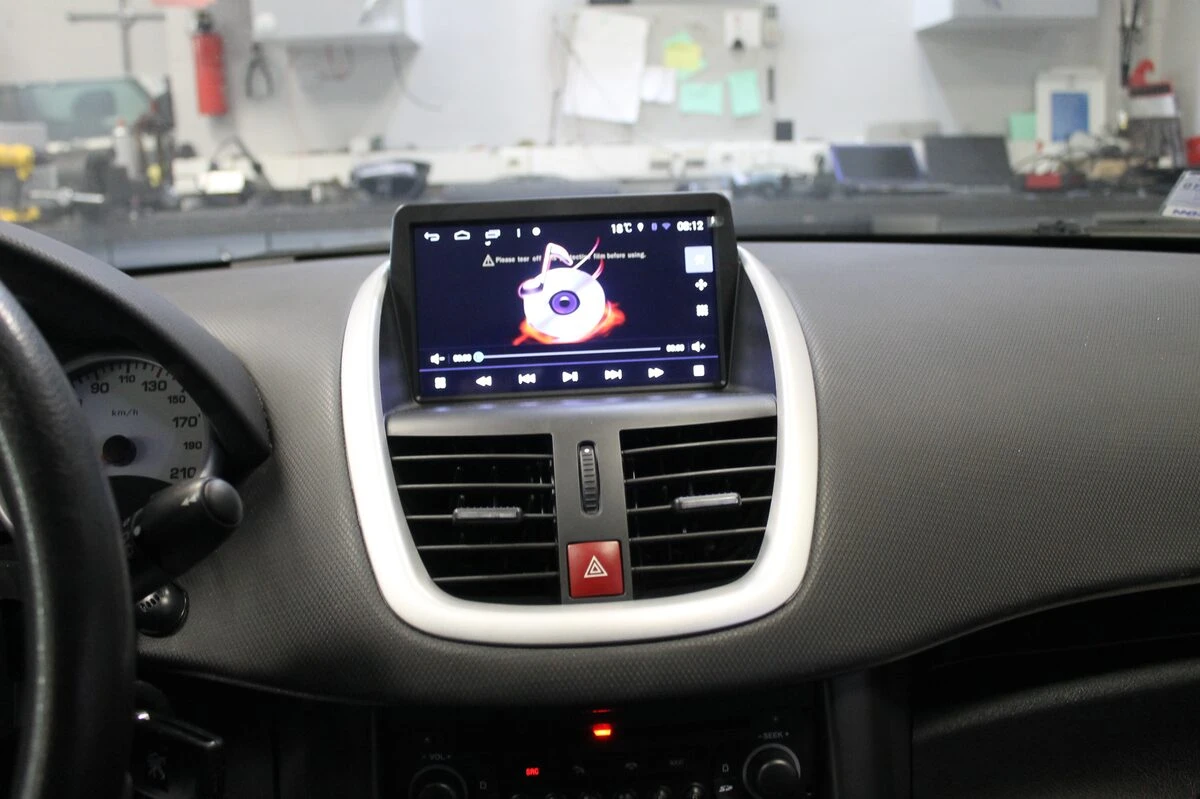 Peugeot 207 : écran GPS tactile et phares lustrés