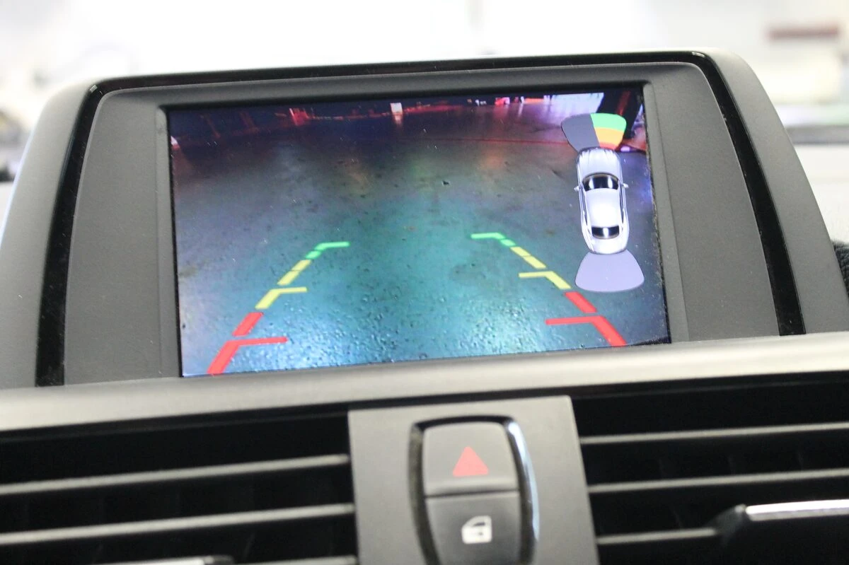 BMW Série 1 : caméra de recul et radars d'origine réunis