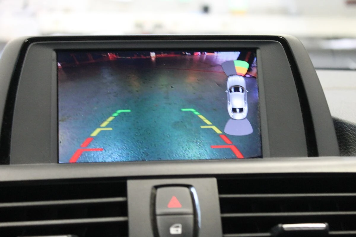 BMW Série 1 : caméra de recul et radars d'origine réunis