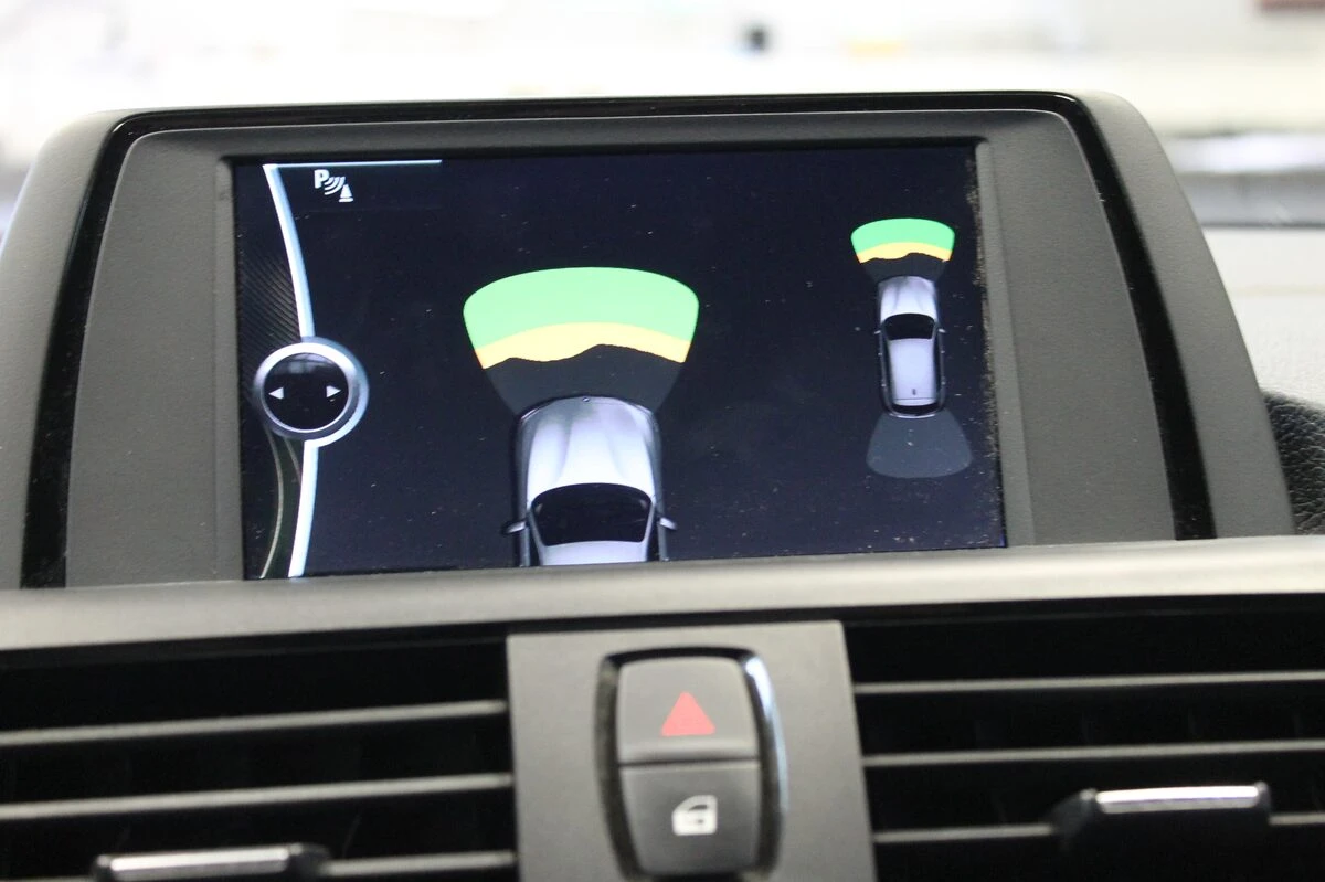 BMW Série 1 : caméra de recul et radars d'origine réunis