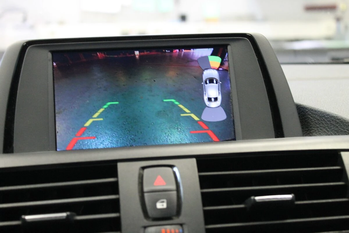 BMW Série 1 : caméra de recul et radars d'origine réunis