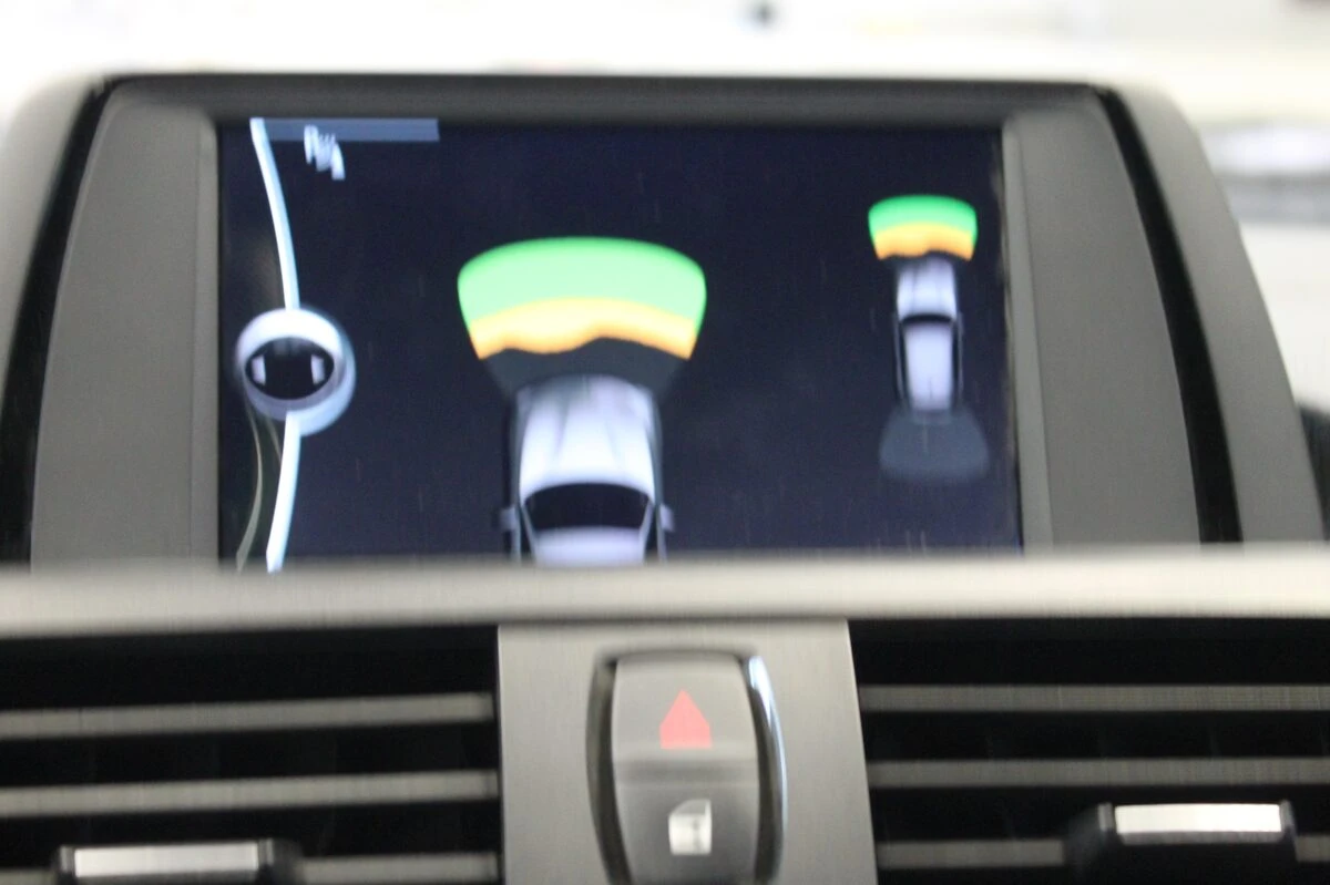 BMW Série 1 : caméra de recul et radars d'origine réunis