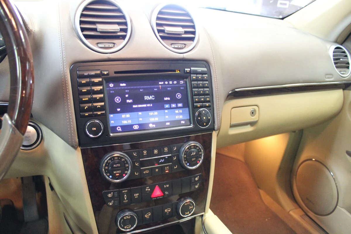 Mercedes GL : autoradio GPS Android avec sono Harman Kardon conservée