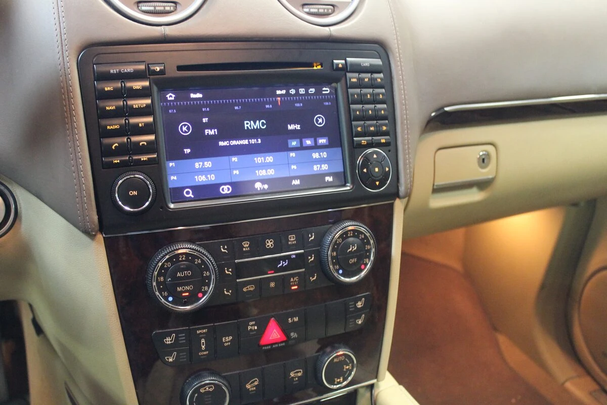 Mercedes GL : autoradio GPS Android avec sono Harman Kardon conservée