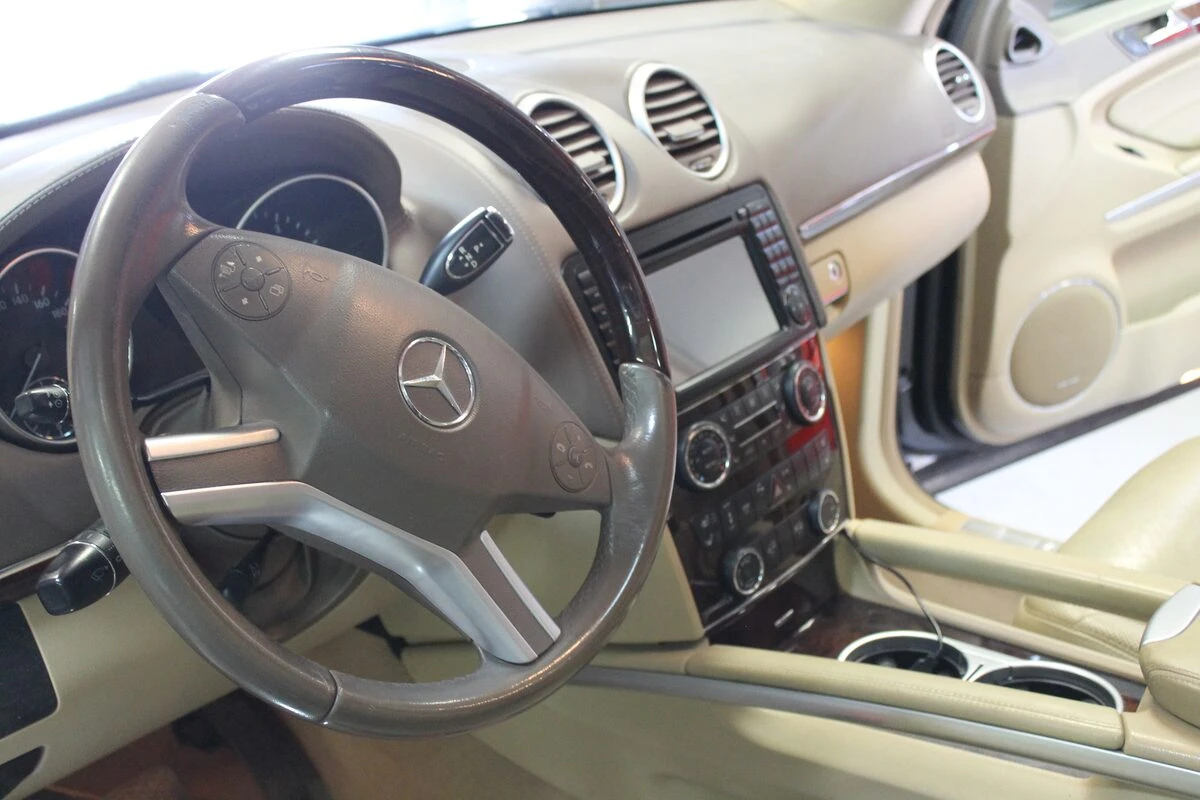 Mercedes GL : autoradio GPS Android avec sono Harman Kardon conservée