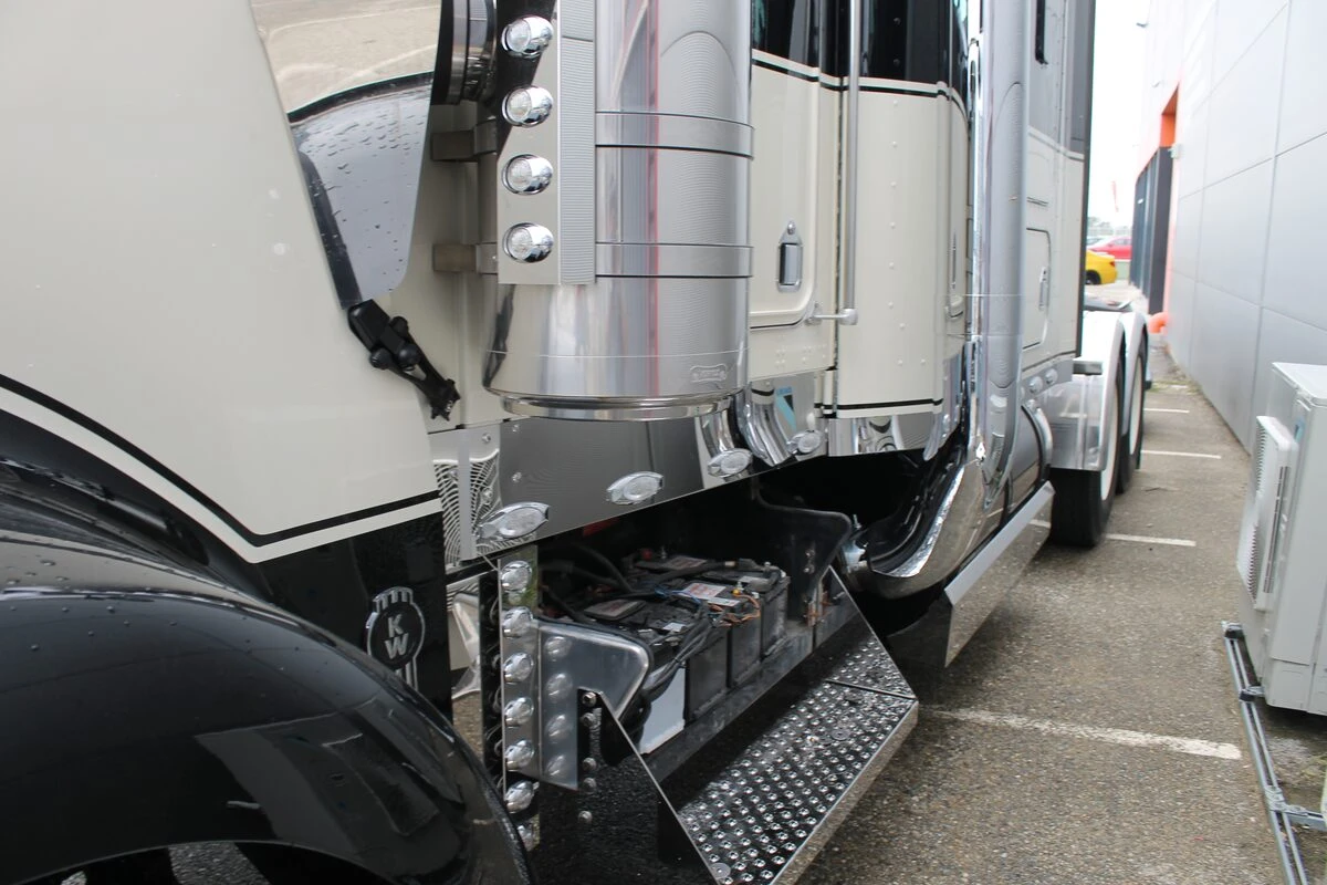 Kenworth : début d'une sonorisation complète BLAM et Rockford Fosgate