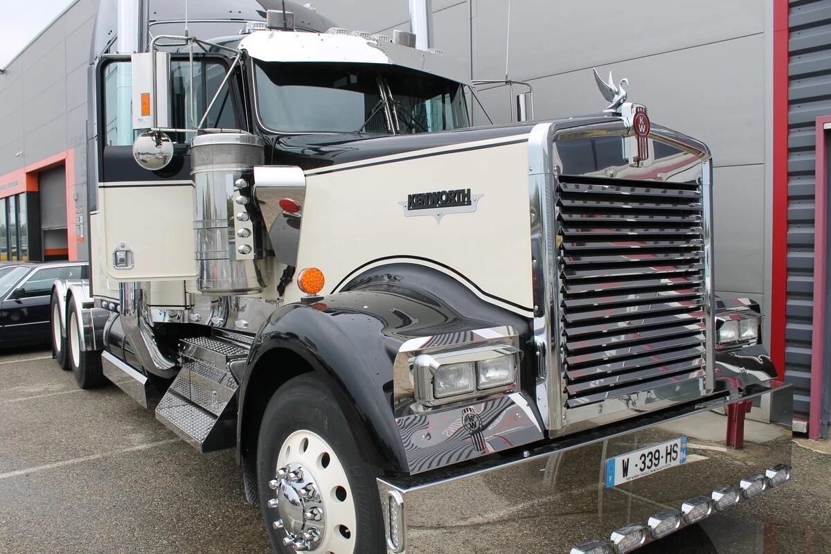 Kenworth : début d'une sonorisation complète BLAM et Rockford Fosgate