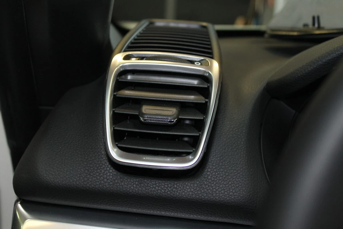 Porsche Boxster 2014 : système hi-fi complet sur mesure