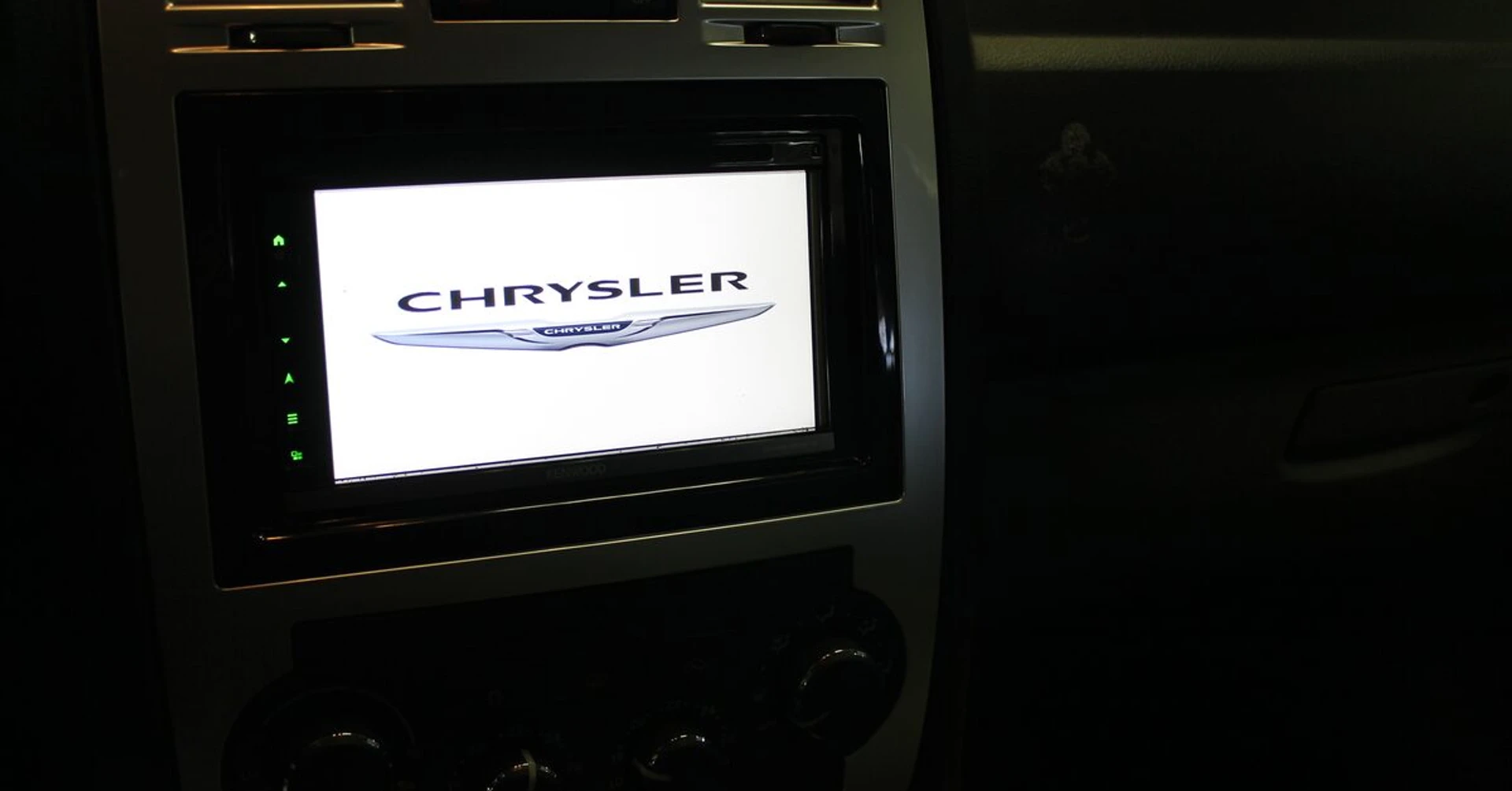 Chrysler 300C : GPS Kenwood et écrans d'appuie-tête