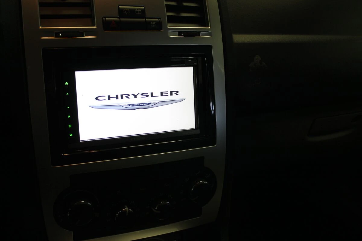Chrysler 300C : GPS Kenwood et écrans d'appuie-tête