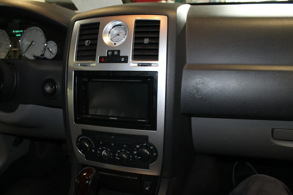Chrysler 300C : GPS Kenwood et écrans d'appuie-tête