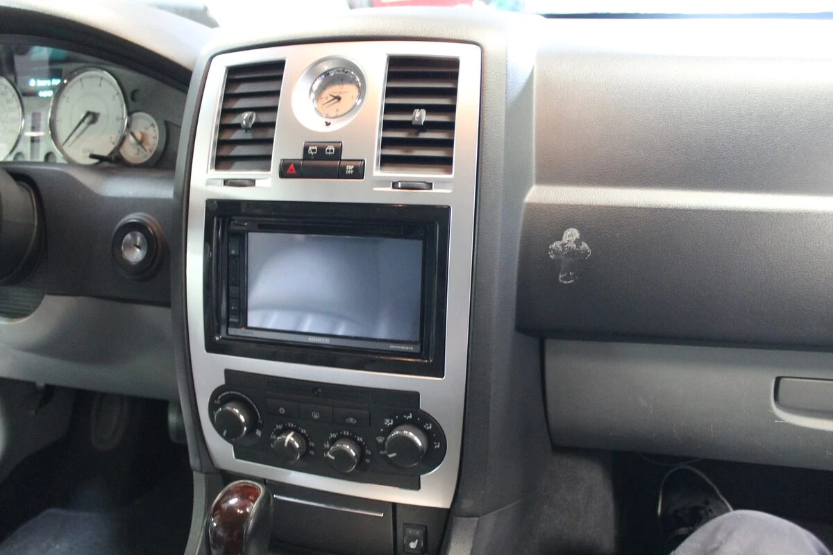 Chrysler 300C : GPS Kenwood et écrans d'appuie-tête
