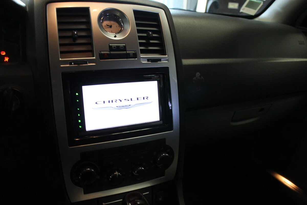 Chrysler 300C : GPS Kenwood et écrans d'appuie-tête
