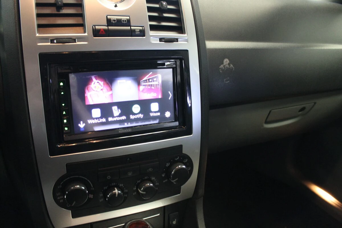 Chrysler 300C : GPS Kenwood et écrans d'appuie-tête
