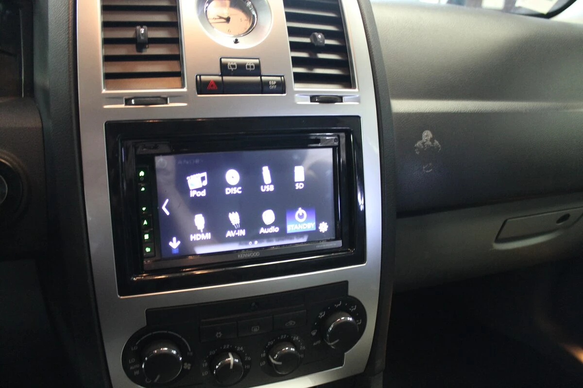 Chrysler 300C : GPS Kenwood et écrans d'appuie-tête
