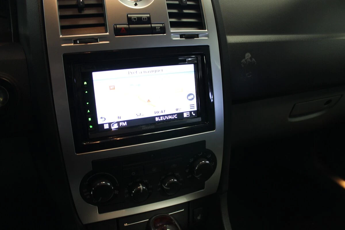Chrysler 300C : GPS Kenwood et écrans d'appuie-tête