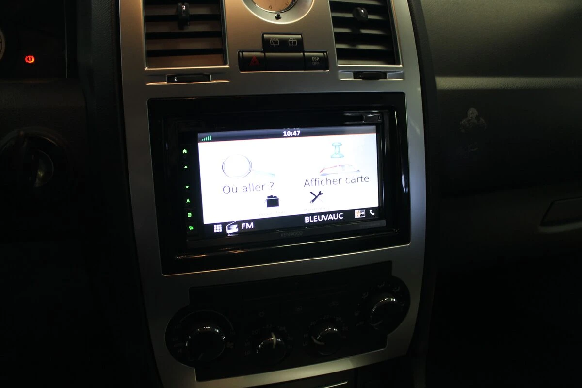 Chrysler 300C : GPS Kenwood et écrans d'appuie-tête