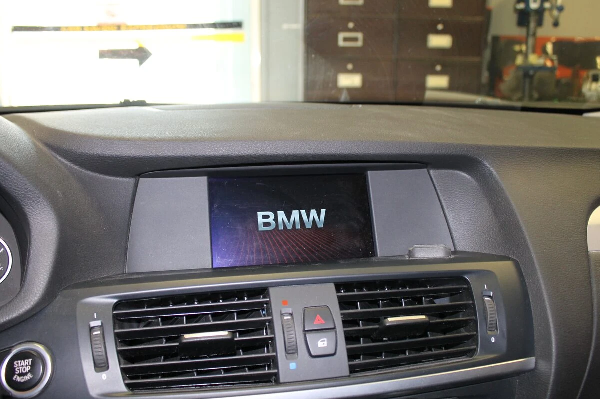 BMW X3 : caméra de recul sur l'écran d'origine