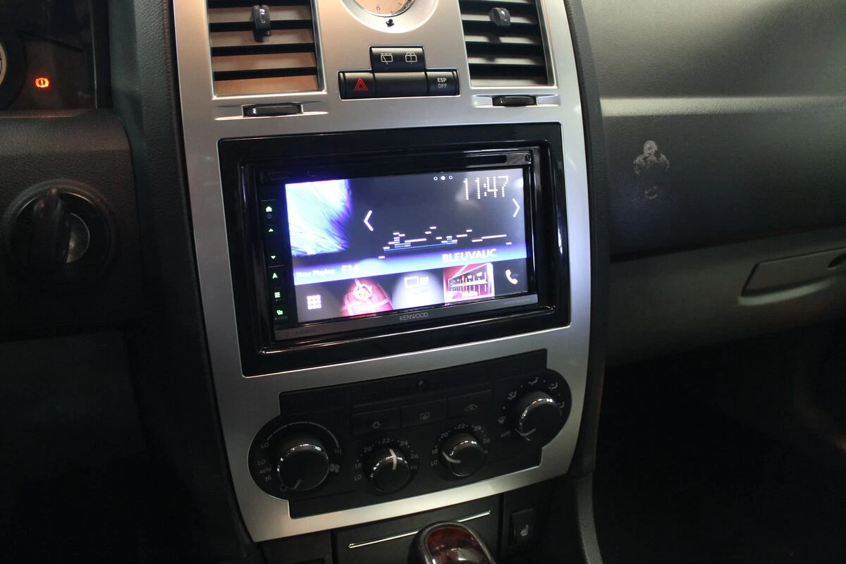 Chrysler 300C : GPS Kenwood et écrans d'appuie-tête