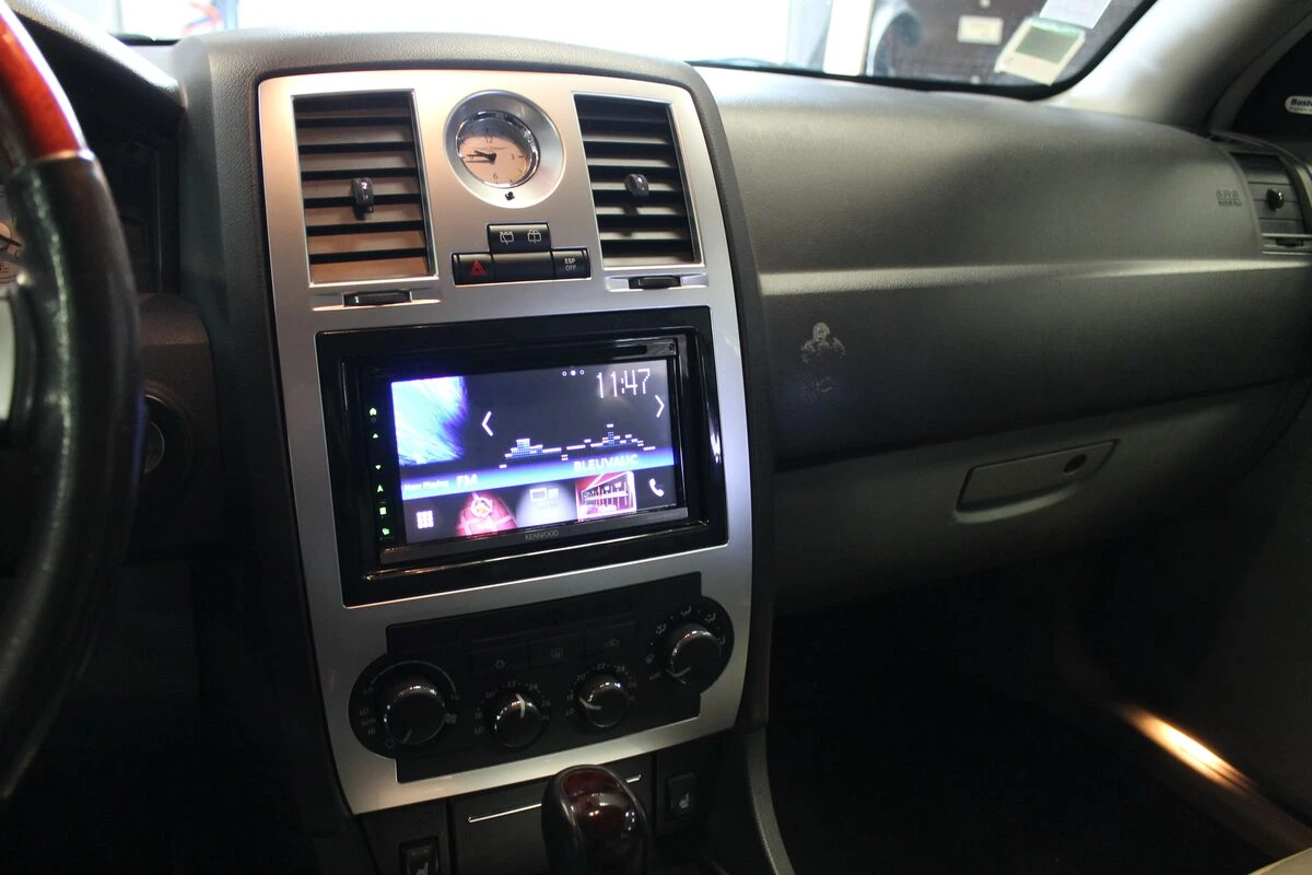 Chrysler 300C : GPS Kenwood et écrans d'appuie-tête