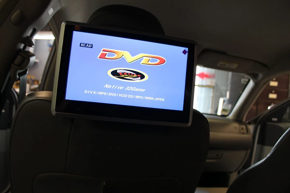 Chrysler 300C : GPS Kenwood et écrans d'appuie-tête