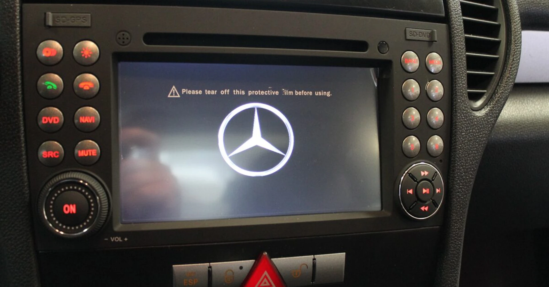 Mercedes SLK 280 : autoradio GPS, Bluetooth et DVD
