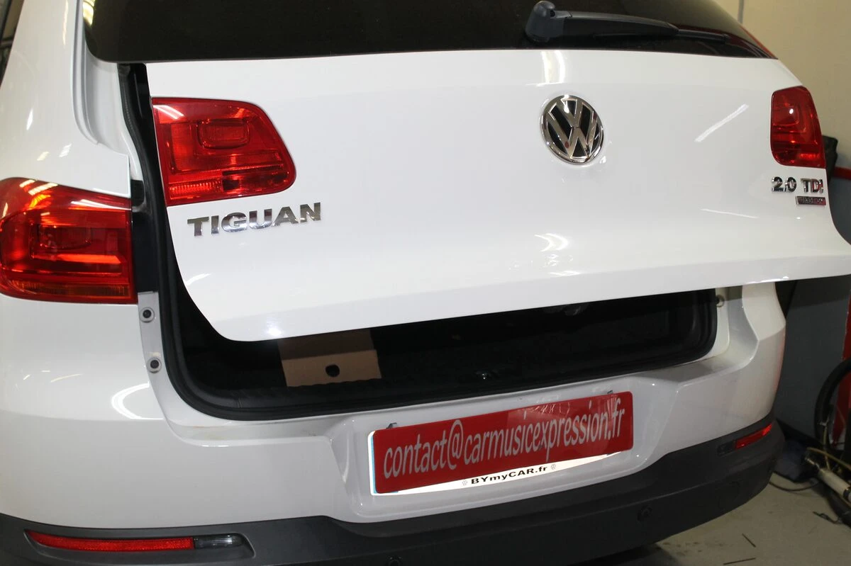 Volkswagen Tiguan 2014 : caméra de recul et aide au stationnement sur RNS 315