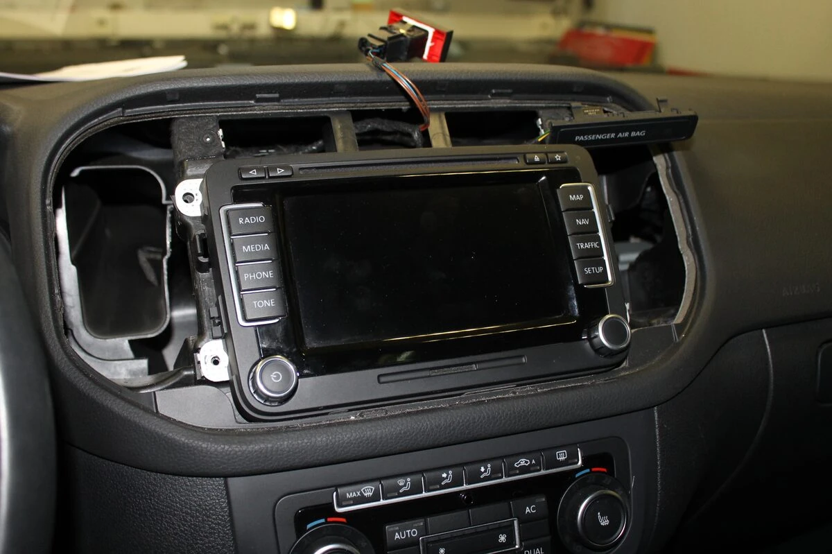 Volkswagen Tiguan 2014 : caméra de recul et aide au stationnement sur RNS 315