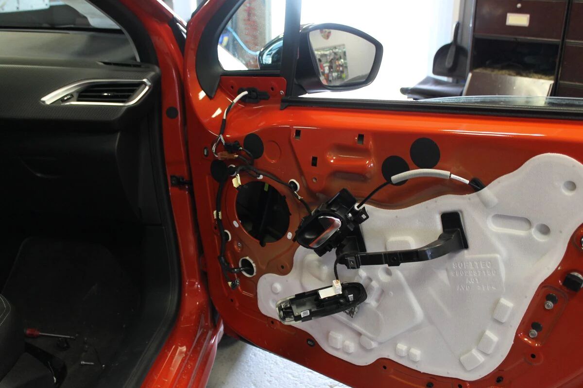Peugeot 208 : haut-parleurs avant BLAM 165 mm