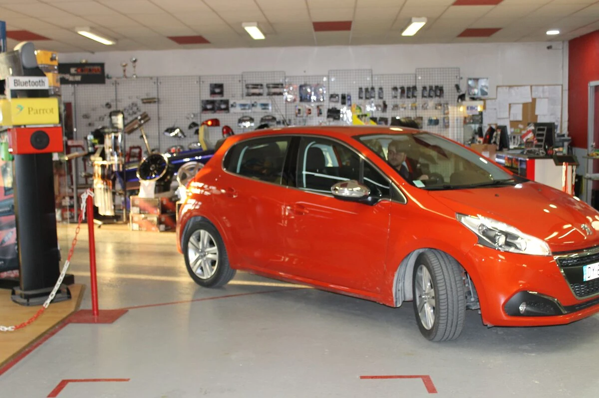 Peugeot 208 : haut-parleurs avant BLAM 165 mm