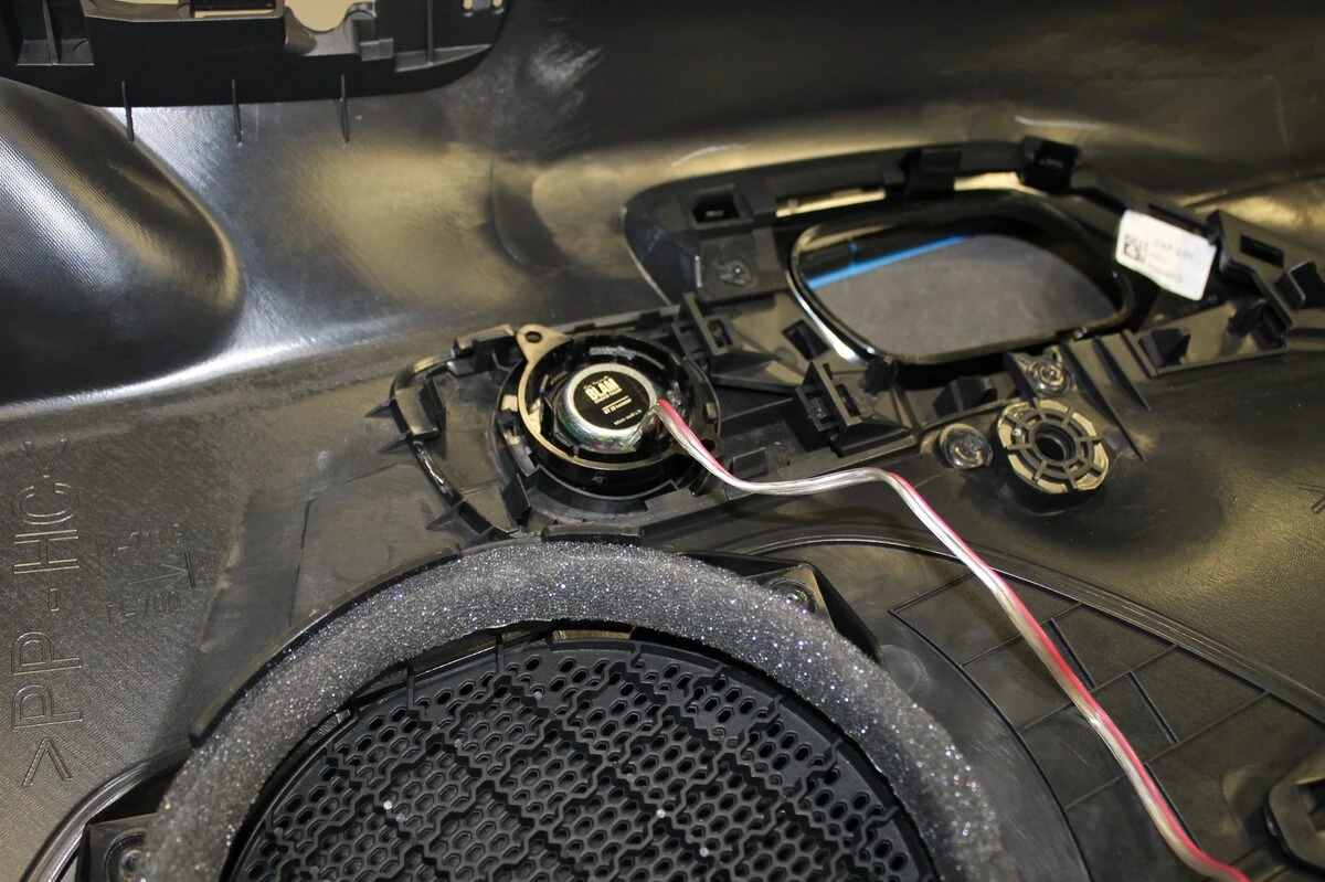 Peugeot 208 : haut-parleurs avant BLAM 165 mm