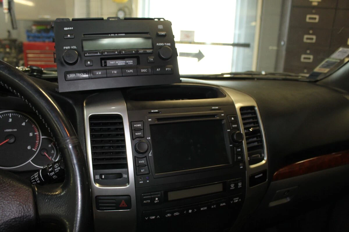 Toyota Land Cruiser : autoradio GPS et tableau de bord retravaillé