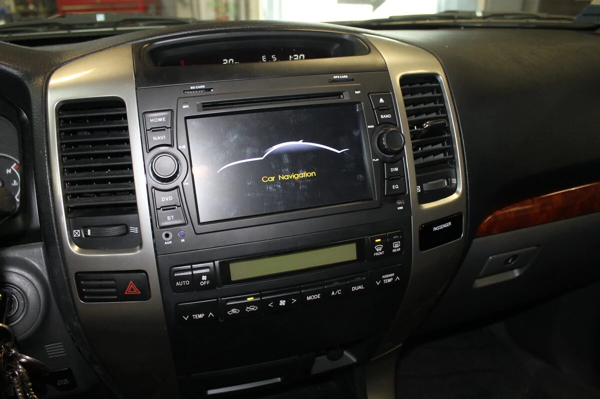 Toyota Land Cruiser : autoradio GPS et tableau de bord retravaillé