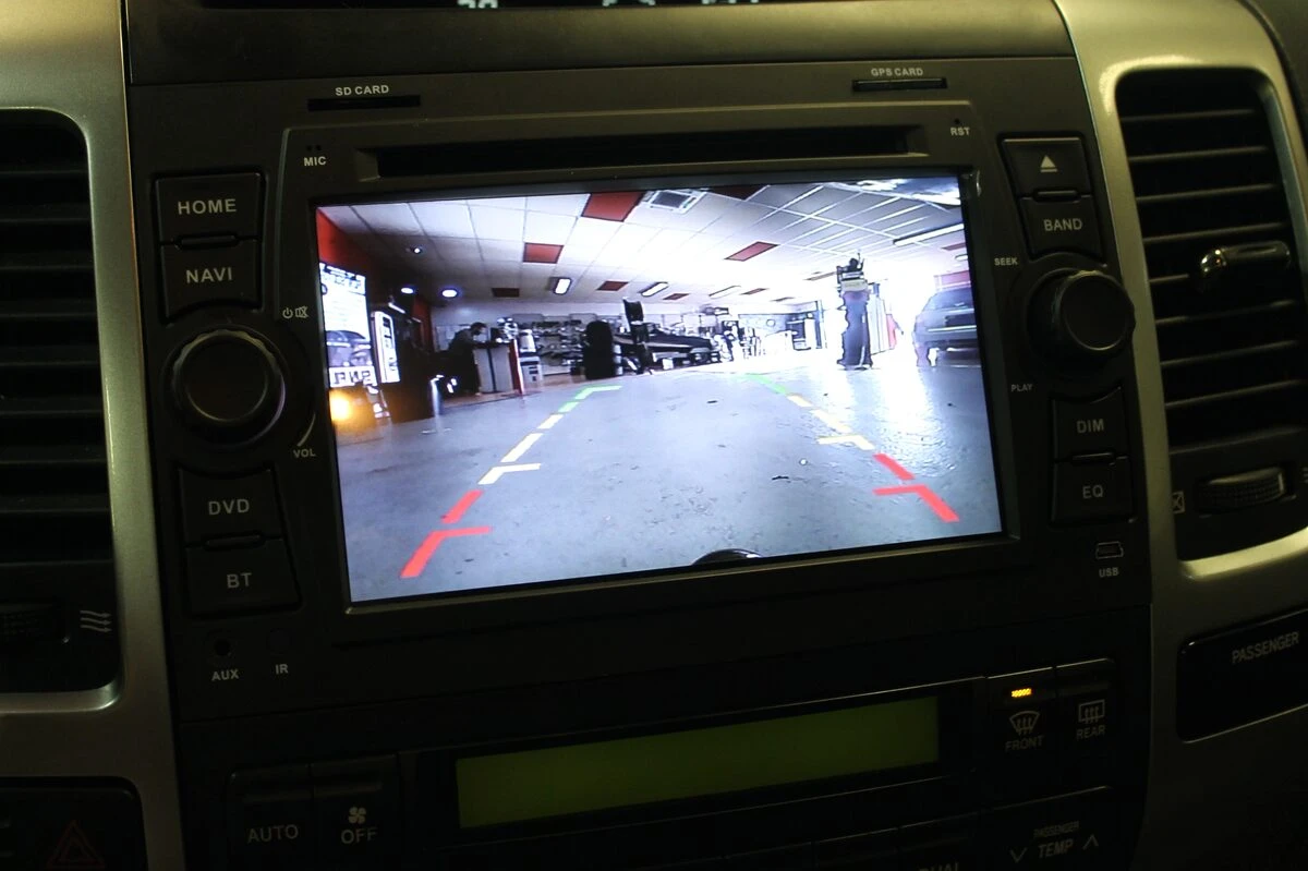 Toyota Land Cruiser : autoradio GPS et tableau de bord retravaillé