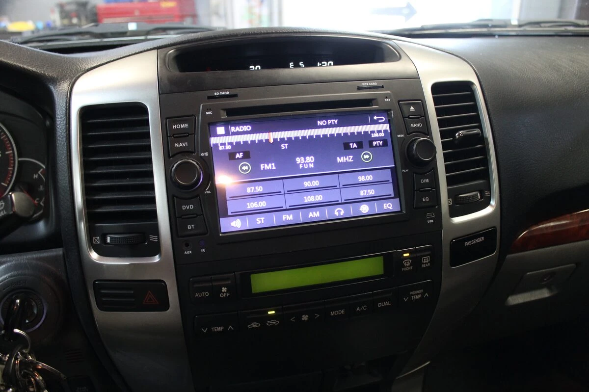 Toyota Land Cruiser : autoradio GPS et tableau de bord retravaillé