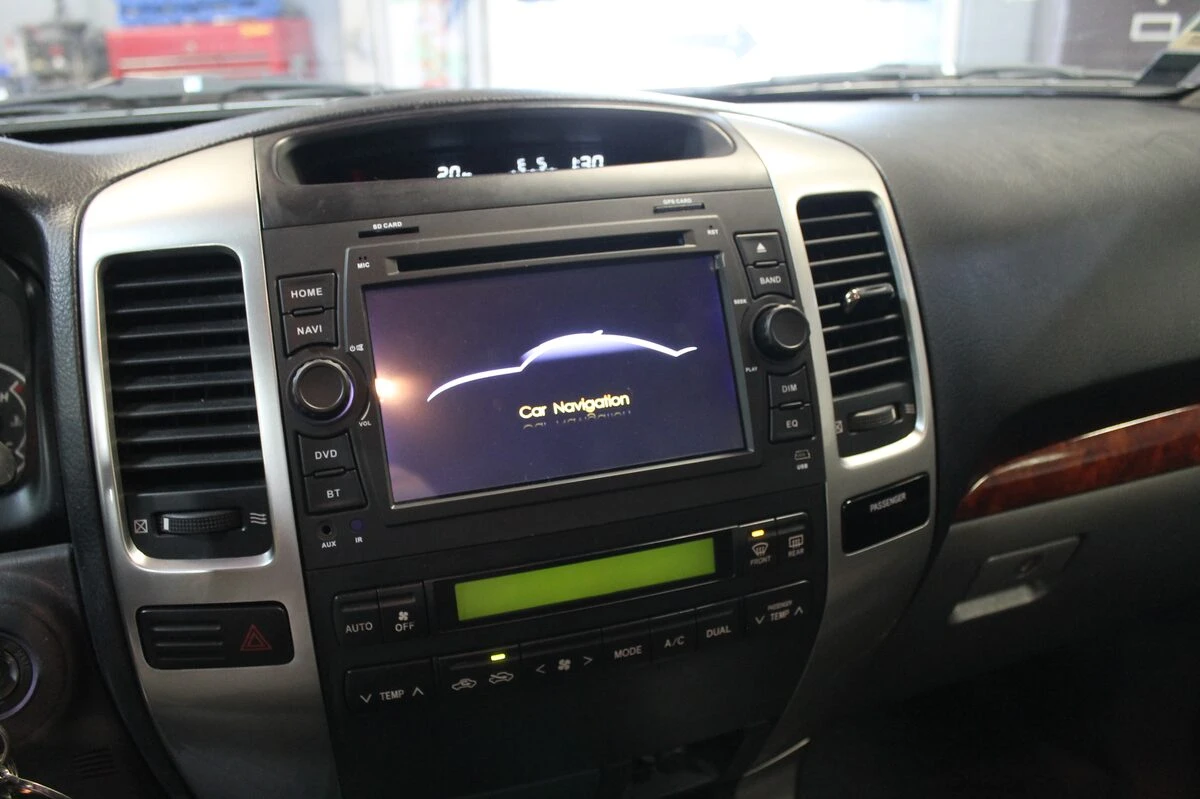 Toyota Land Cruiser : autoradio GPS et tableau de bord retravaillé