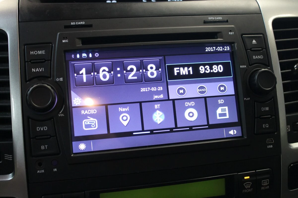 Toyota Land Cruiser : autoradio GPS et tableau de bord retravaillé