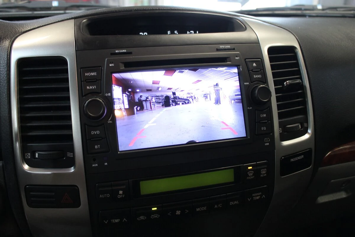 Toyota Land Cruiser : autoradio GPS et tableau de bord retravaillé