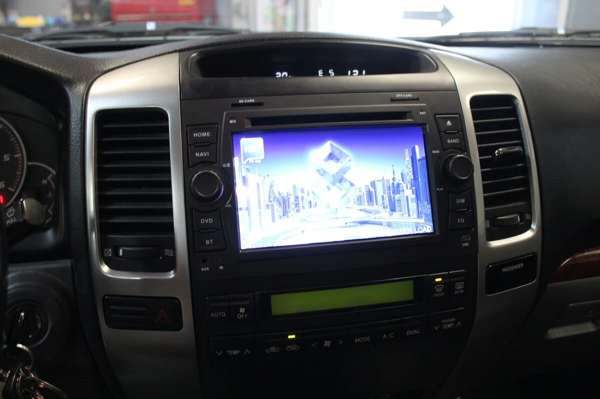 Toyota Land Cruiser : autoradio GPS et tableau de bord retravaillé