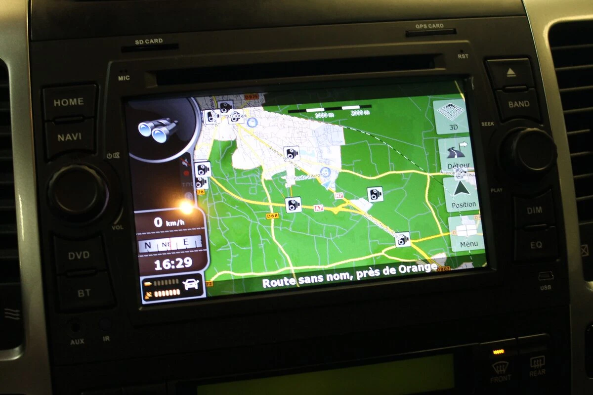 Toyota Land Cruiser : autoradio GPS et tableau de bord retravaillé