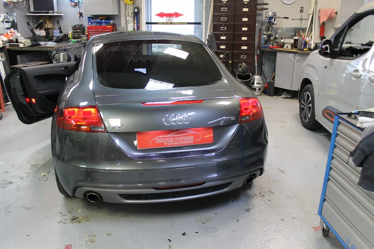 Audi TT : GPS Kenwood DNX5180BTS avec sono Bose conservée