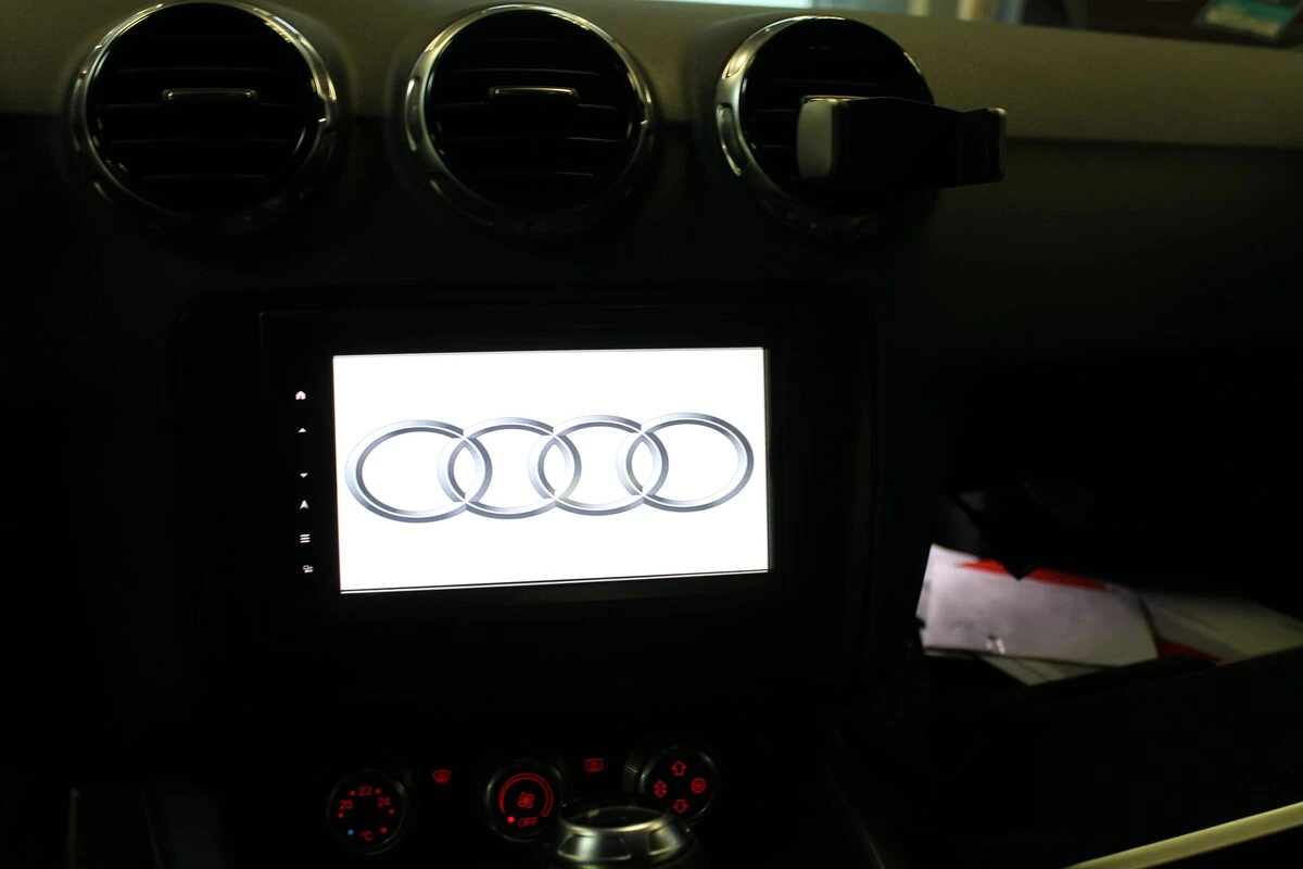 Audi TT : GPS Kenwood DNX5180BTS avec sono Bose conservée